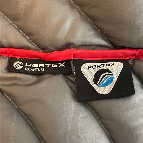 The North Face Women's Gray Quilted Down Puffer Jacket. Outdoor adventure size M - Picture 15 of 16